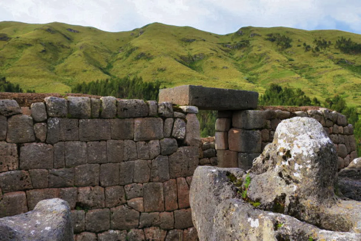 Detalle de piedra con tonos rojizos en Puca Pucara