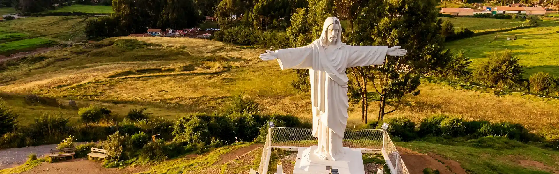 Cristo Blanco de Cusco al amanecer | Cocatambo
