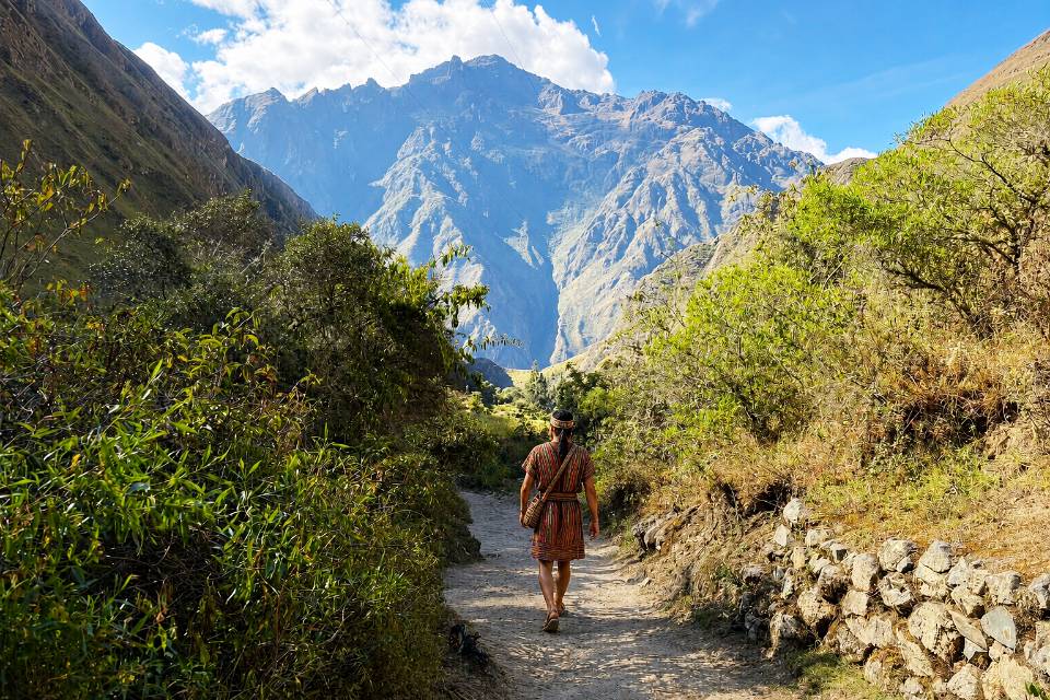 Chasqui caminando por sendero | Cocatambo