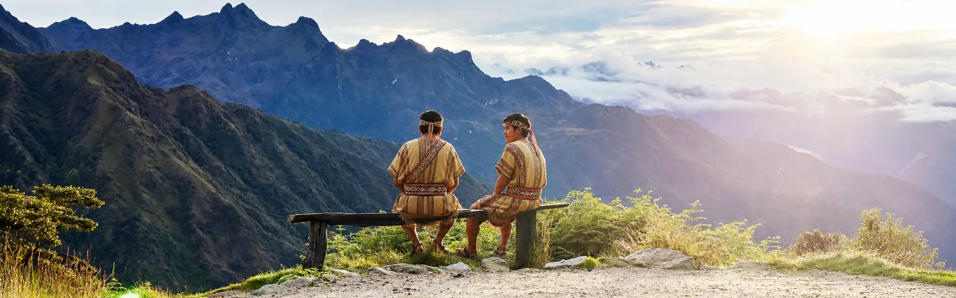 Chasquis sentados en tambo del camino inca | Cocatambo