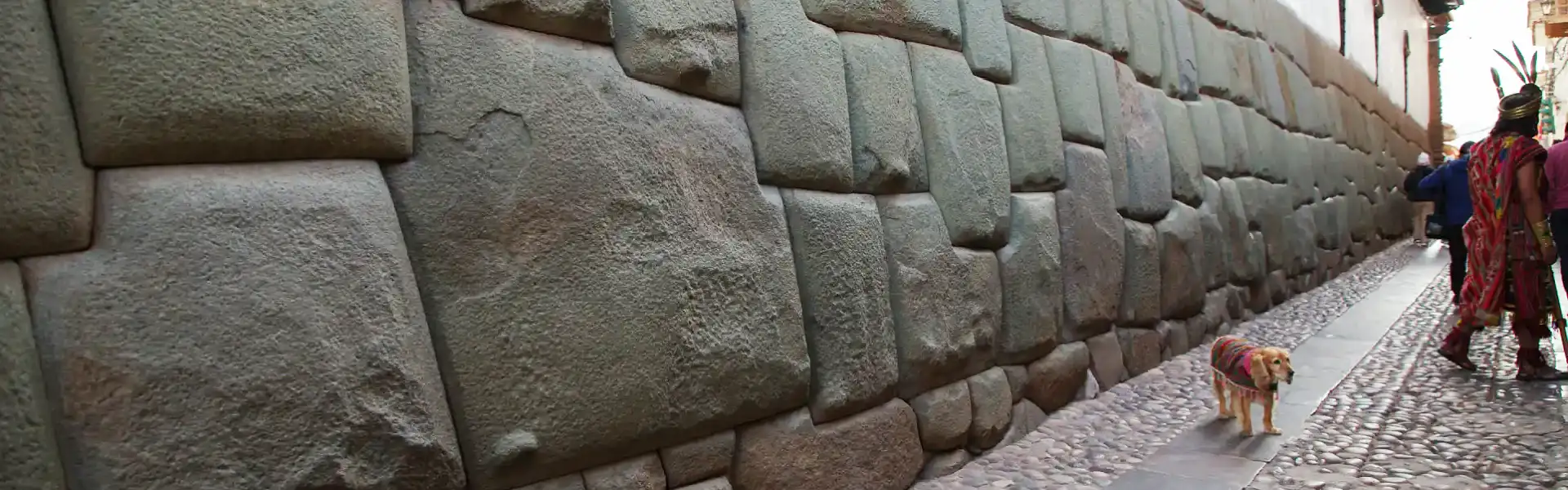 Piedra de los Doce Ángulos en Hatun Rumiyoc | Cocatambo