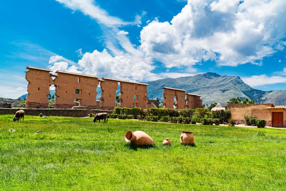 Templo de Wiracocha y cerámica | Cocatambo