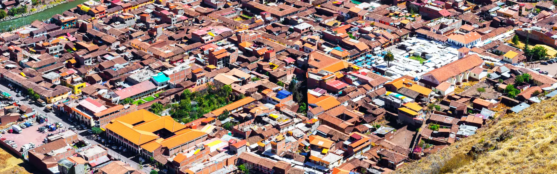 Vista panorámica del pueblo de Pisac en Cusco | Cocatambo
