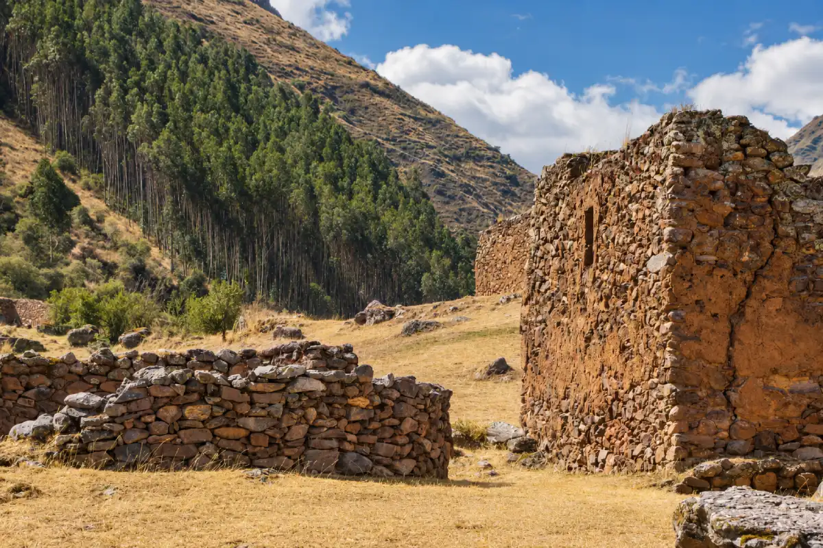 Arquitectura de piedra y adobe en Pumamarca | Cocatambo