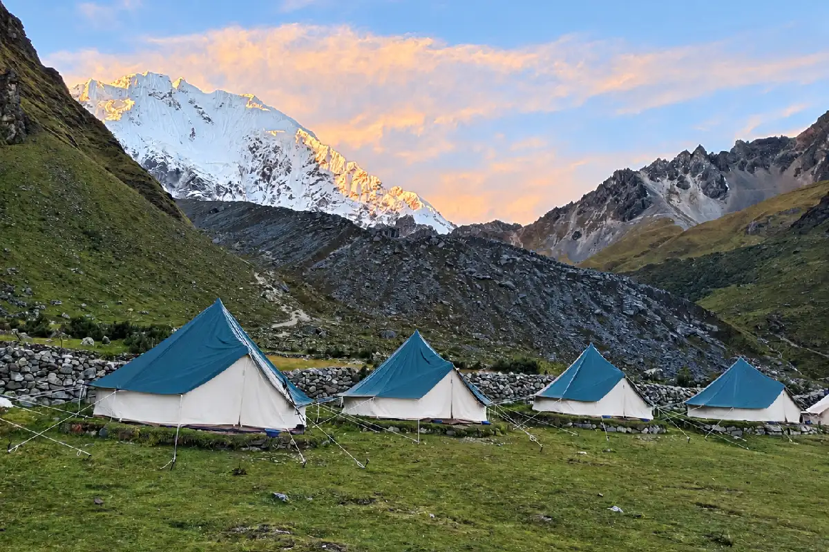 Campamento frente al nevado Salkantay en Cusco | Cocatambo