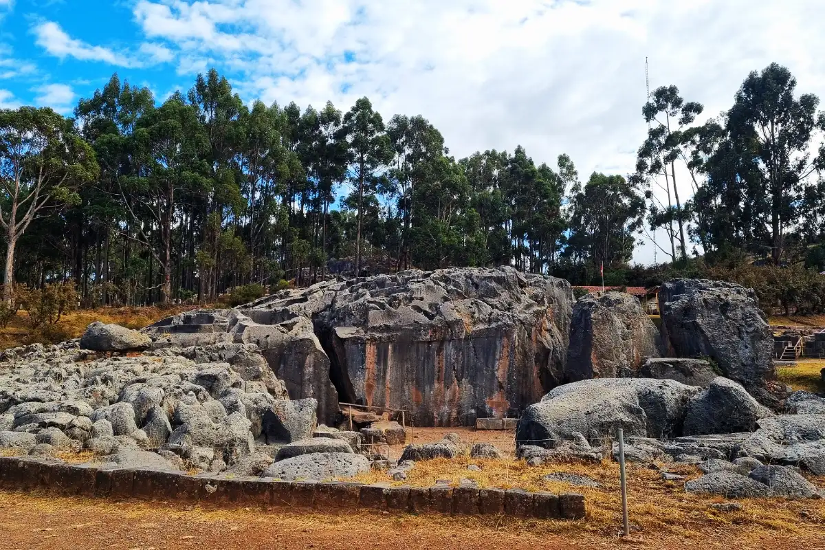 Complejo arqueológico de Qenqo en Cusco | Cocatambo