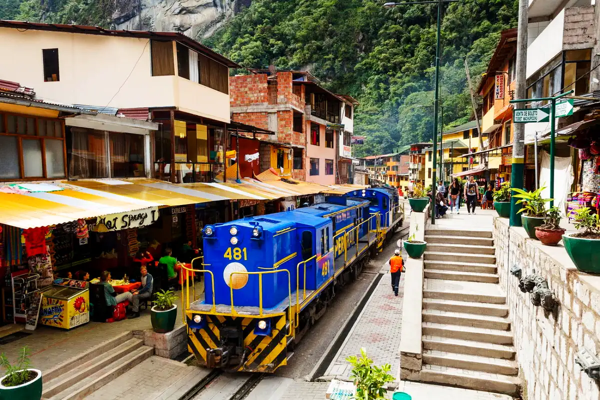 Tren en Aguas Calientes | Cocatambo