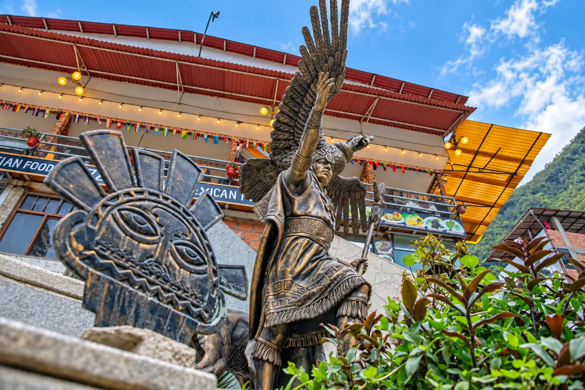 Estatua inca en Aguas Calientes | Cocatambo