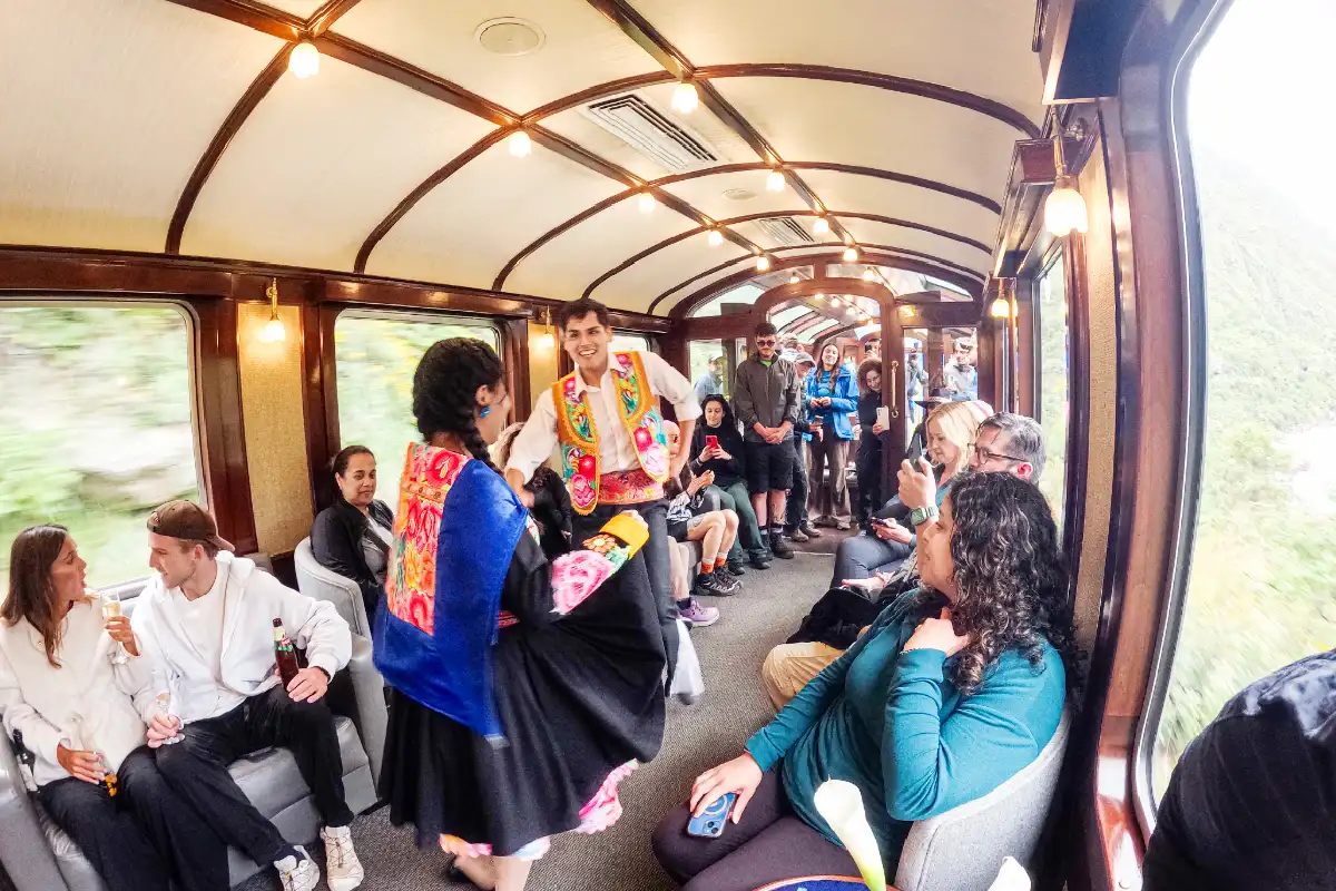 Danza a bordo del tren | Cocatambo