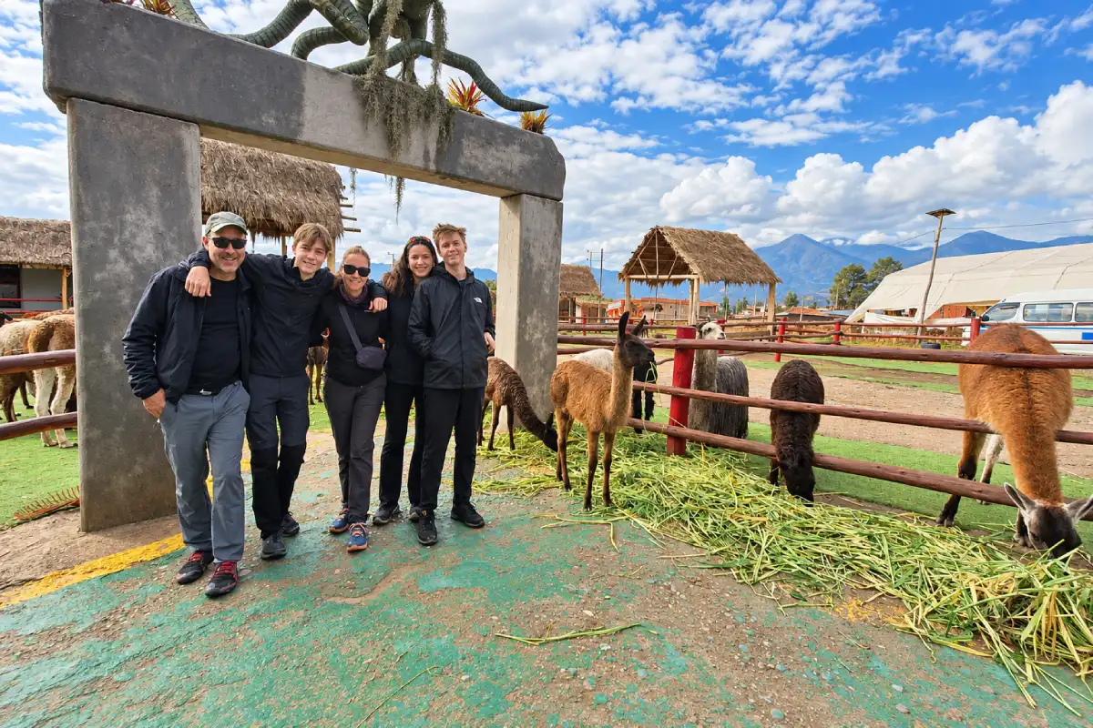 Familia con alpacas en Cusco | Cocatambo