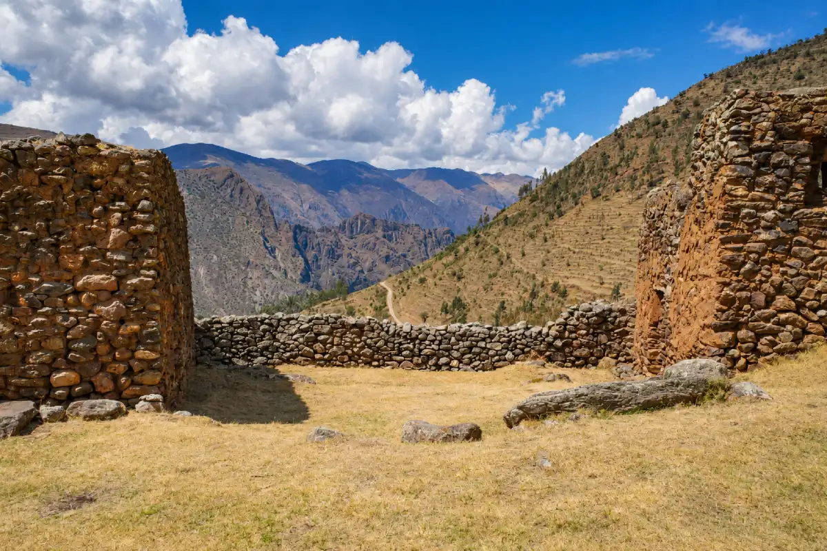 Muros de piedra del sitio arqueológico de Pumamarca | Cocatambo