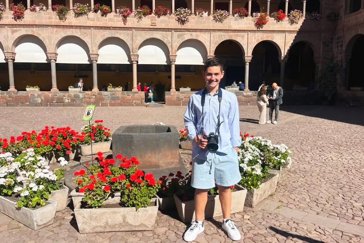 Viajero en el patio del Coricancha en Cusco | Cocatambo