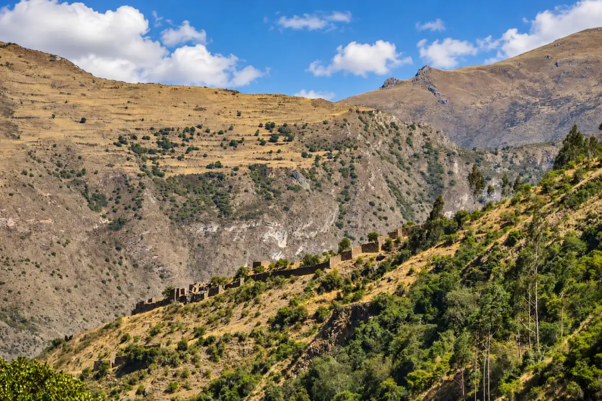 ista panorámica del complejo arqueológico de Pumamarca | Cocatambo