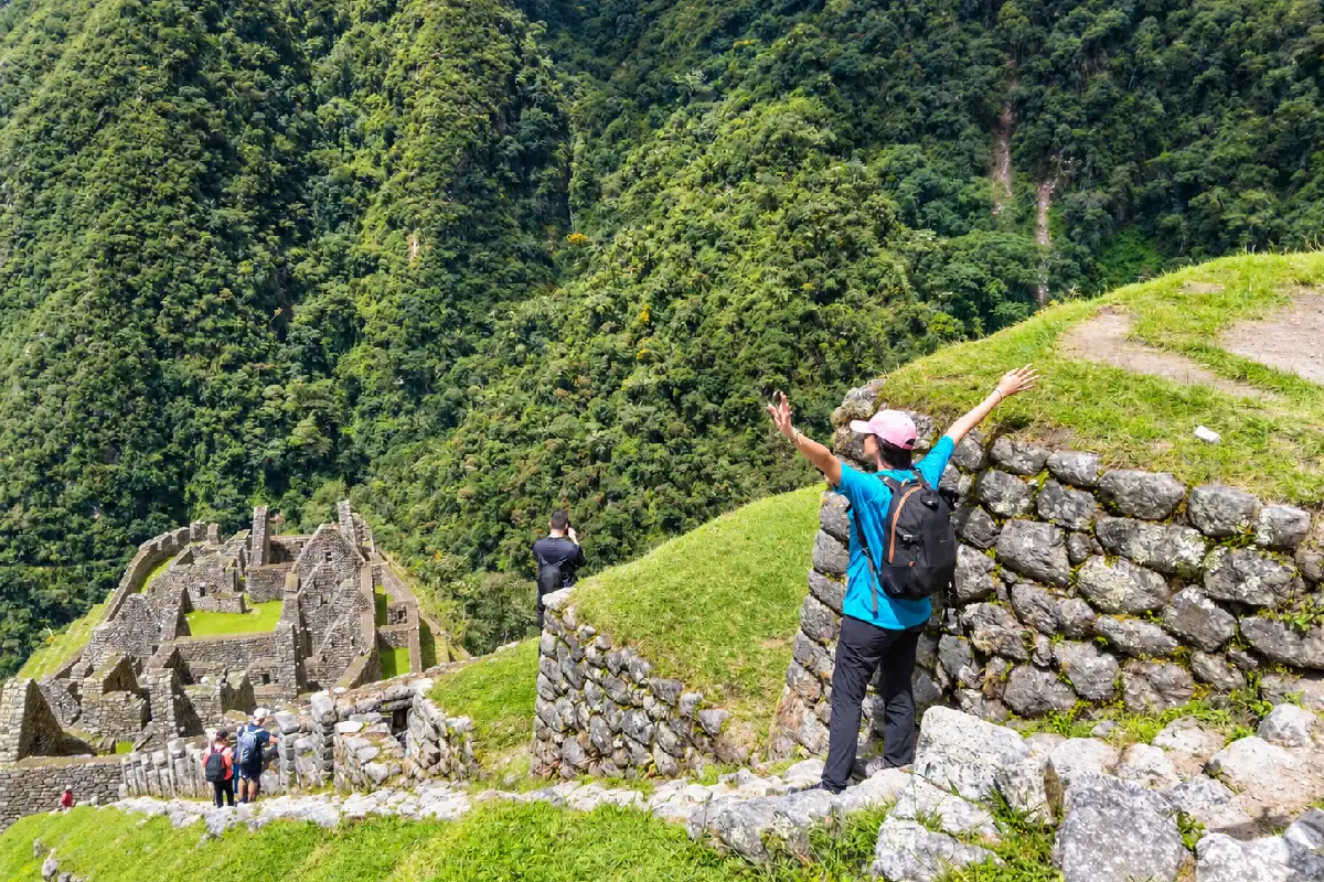 Viajera recorriendo Wiñay Wayna en el Camino Inca | Cocatambo