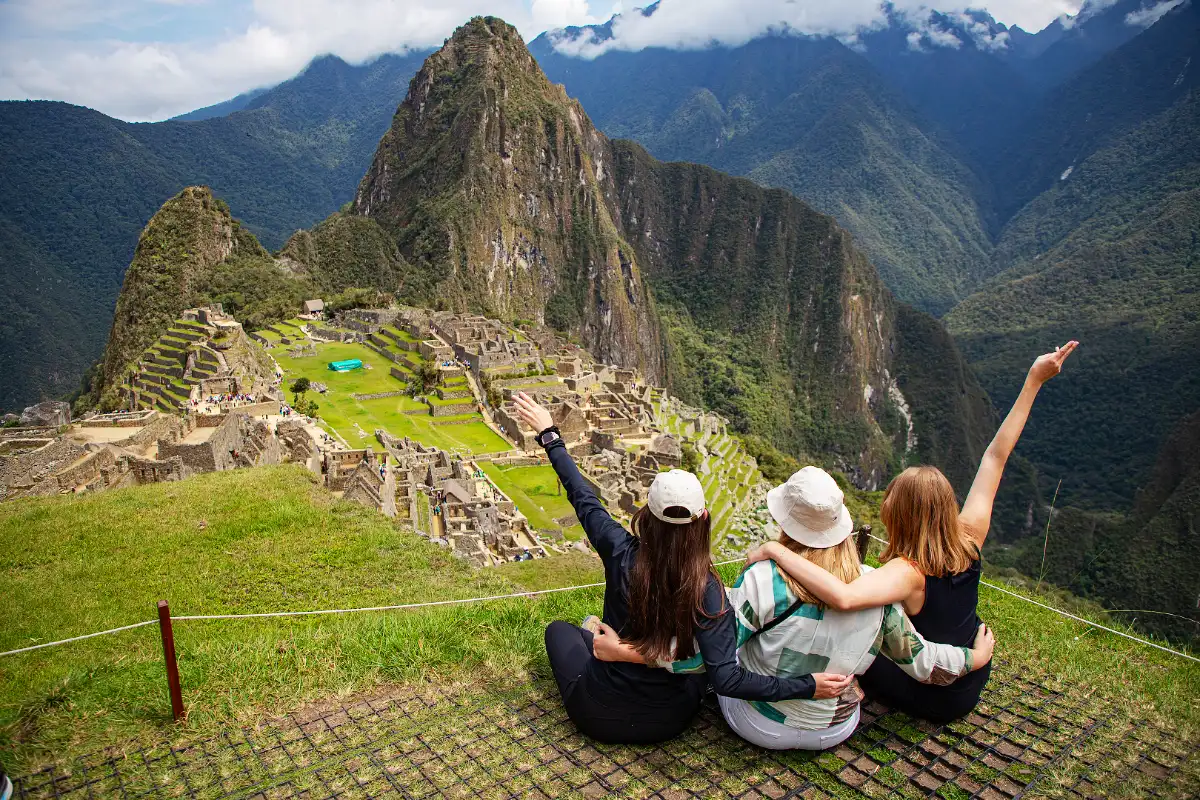 Viajeras disfrutando la vista de Machu Picchu | Cocatambo