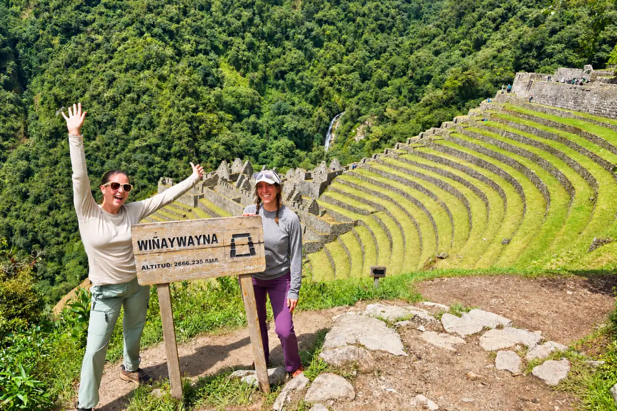 Viajeras en Wiñay Wayna durante el Camino Inca | Cocatambo