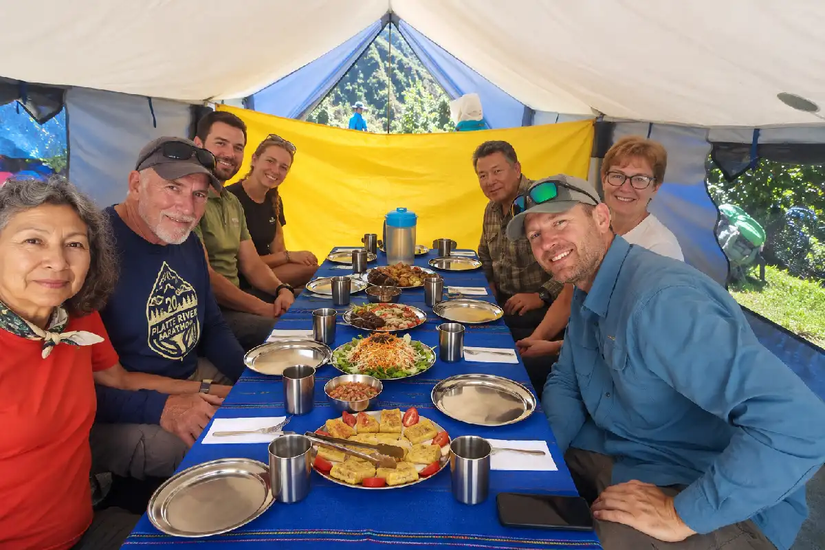 Viajeros disfrutando una comida en el Camino Inca | Cocatambo
