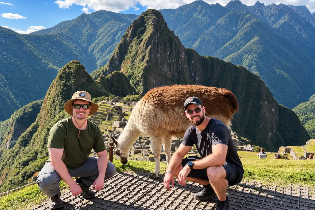 Viajeros con llama en Machu Picchu | Cocatambo