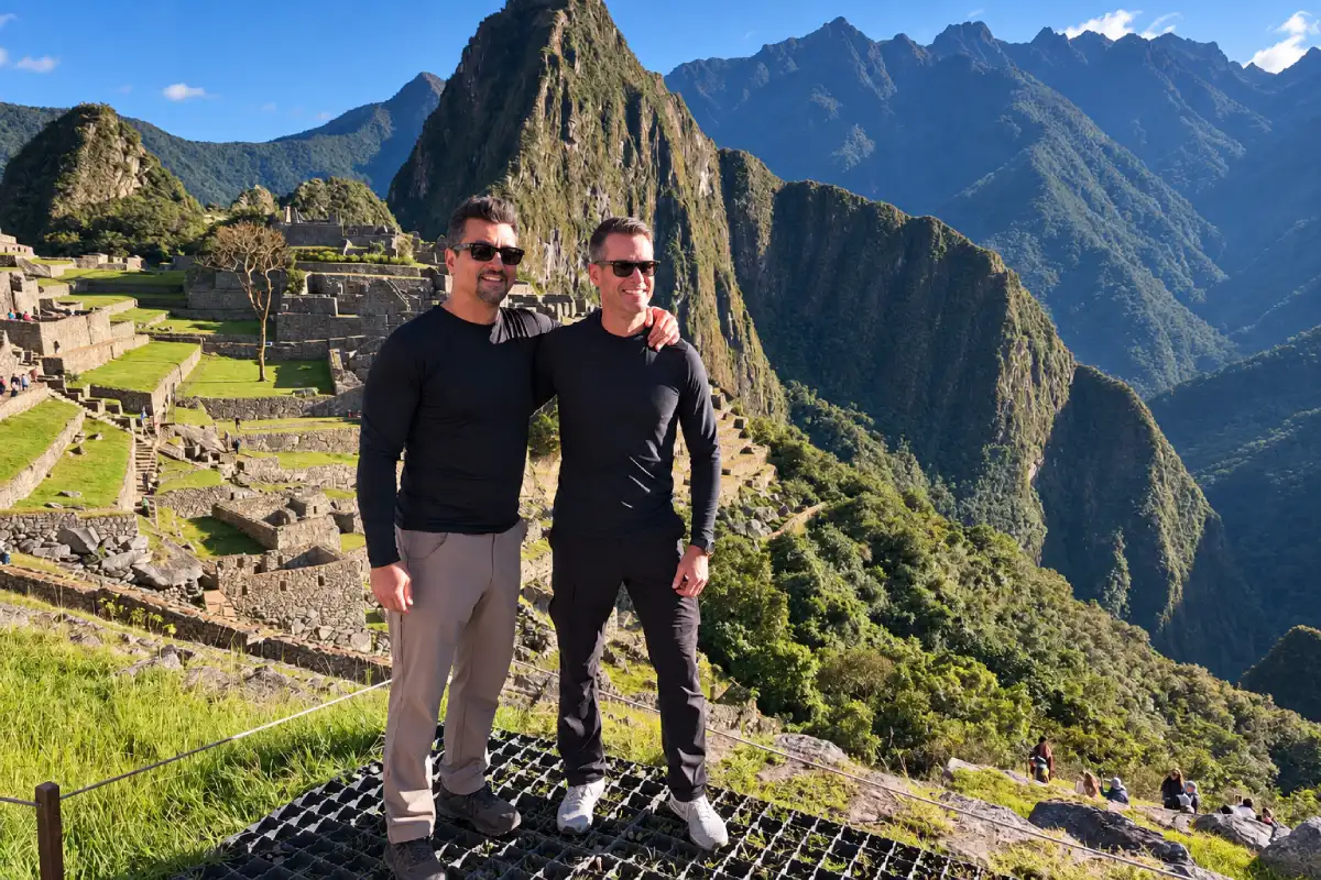 Viajeros en Machu Picchu frente a Huayna Picchu | Cocatambo