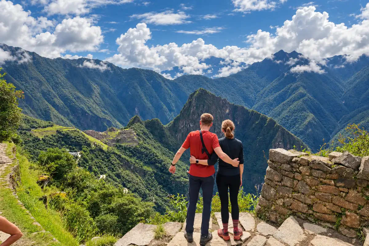 Viajeros contemplando Machu Picchu desde Inti Punku | Cocatambo