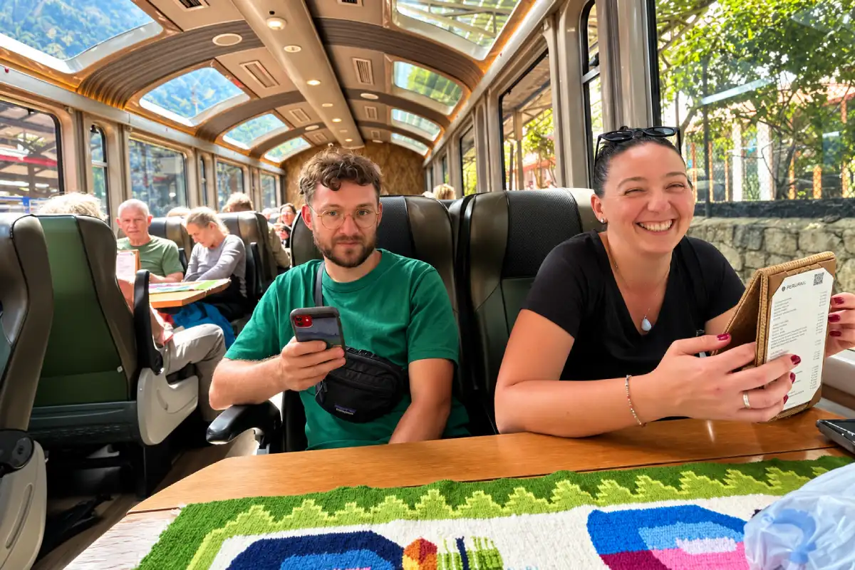 Viajeros en tren panorámico rumbo a Machu Picchu | Cocatambo