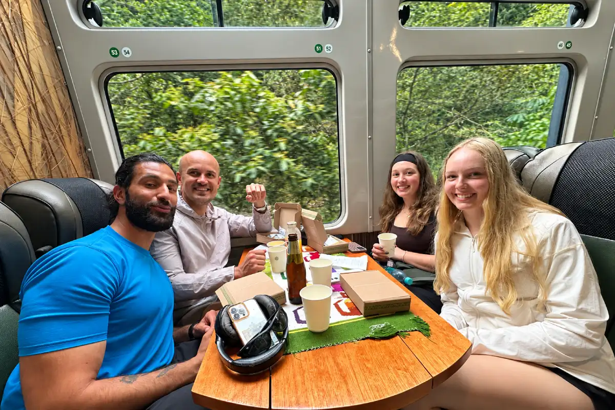 Viajeros disfrutando del tren panorámico en Perú | Cocatambo