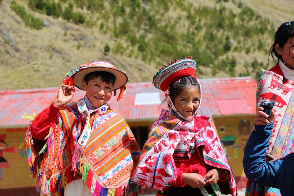 Niños andinos con trajes típicos | Cocatambo