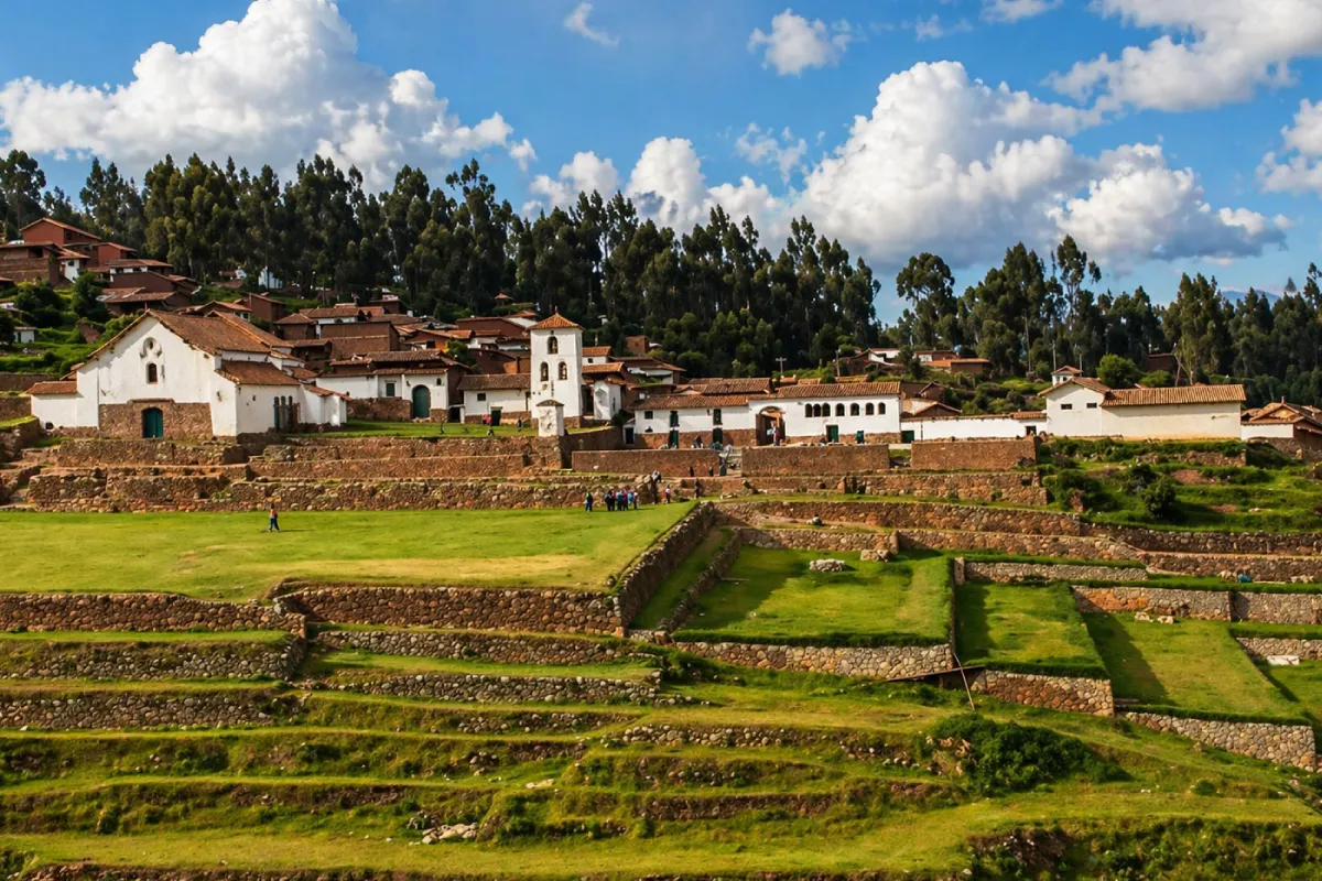 Andenes y pueblo de Chinchero en el Valle Sagrado