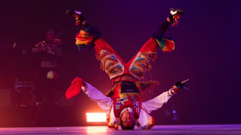 bailarin de danza de tijeras ejecutando una maniobra