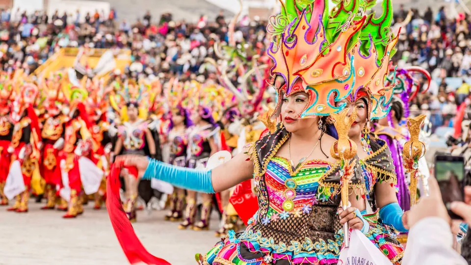 Bailarina de la diablada de peru