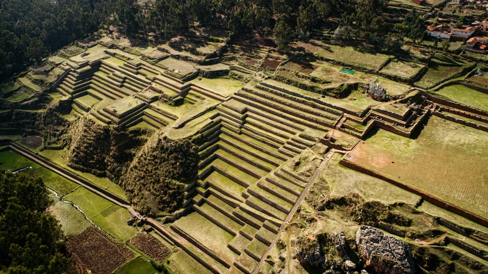 Vista area del sitio arqueologico de Chinchero