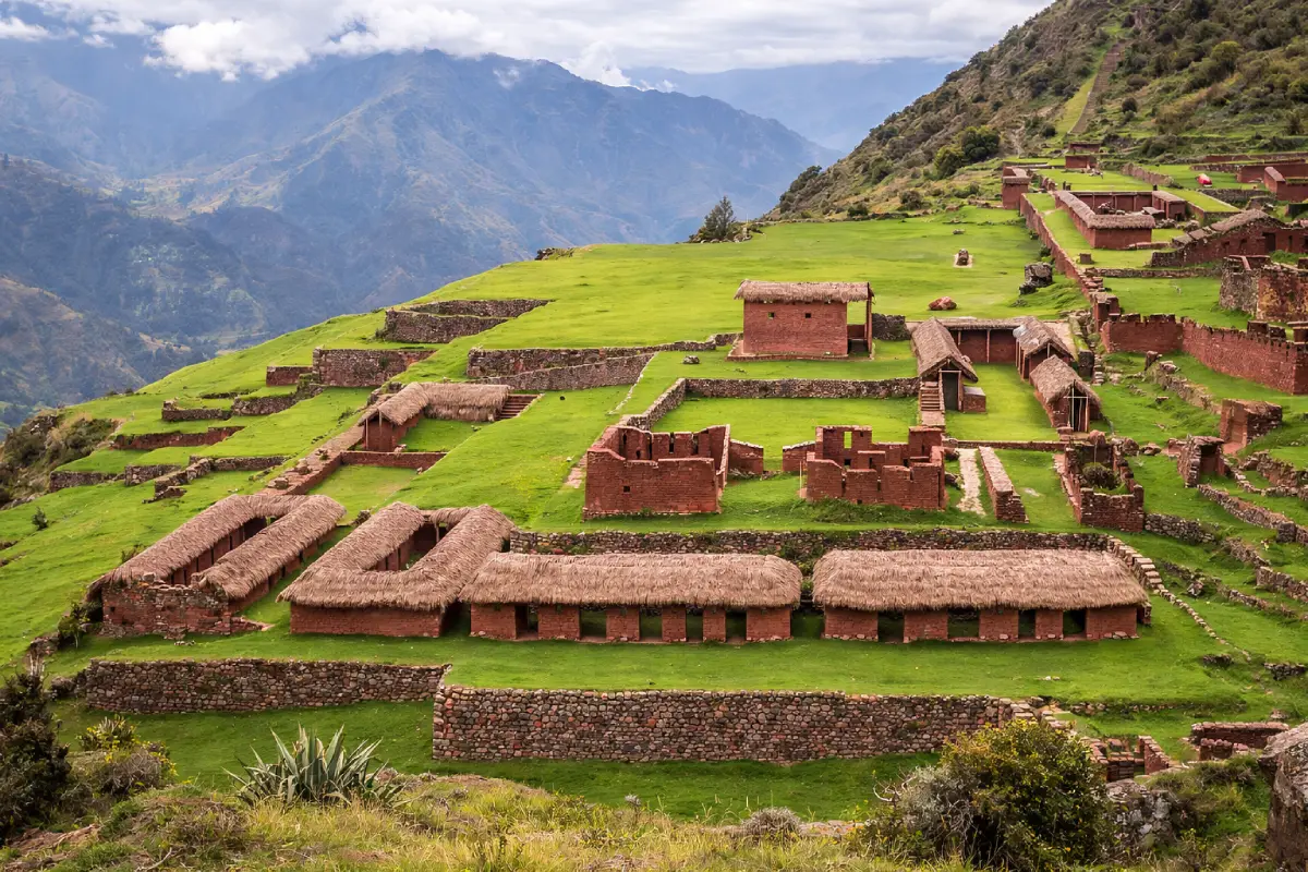  Paisaje altoandino y vegetación nativa en Huchuy Qosqo