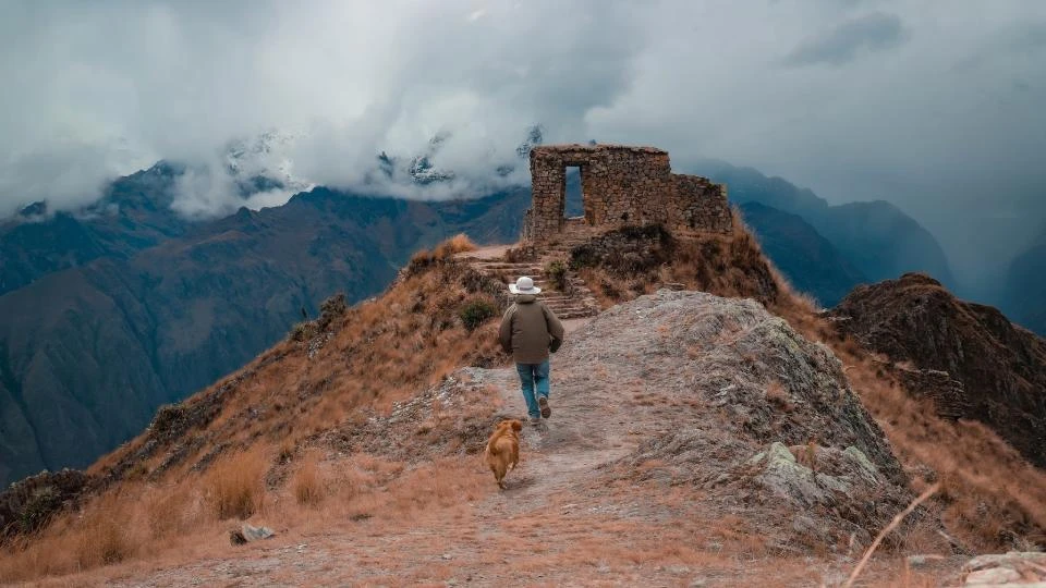 Turista con su mascota corriendo hacia el Inti punku