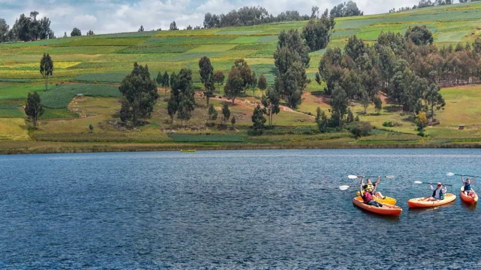 Vista de personas haciendo kayak en la Laguna Piuray