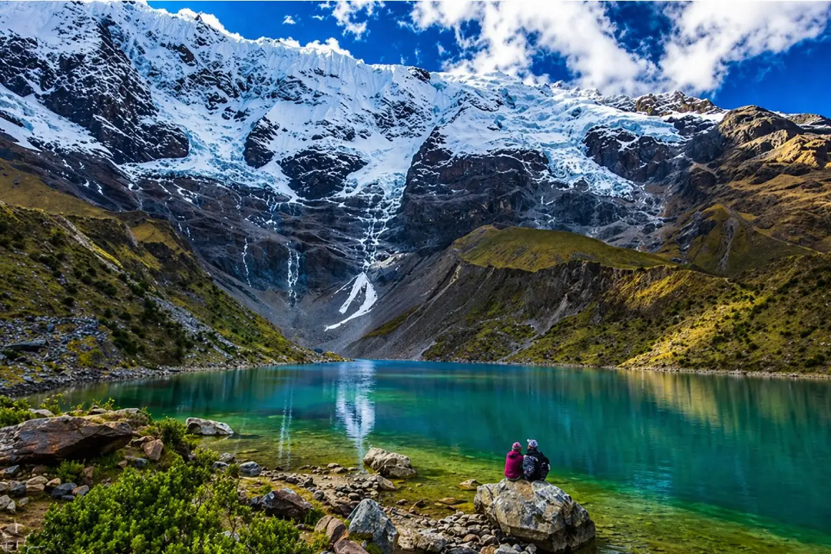 Vista de la Laguna de Humantay un sitio turistico de mucha altura