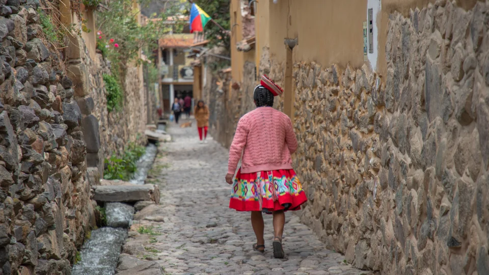 recorrer las calles y canales del pueblo de Ollantaytambo debe estar en tu lista de que hacer en Ollantaytambo