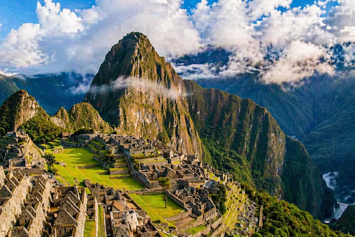 Vista de Machu Picchu con Huayna Picchu al fondo