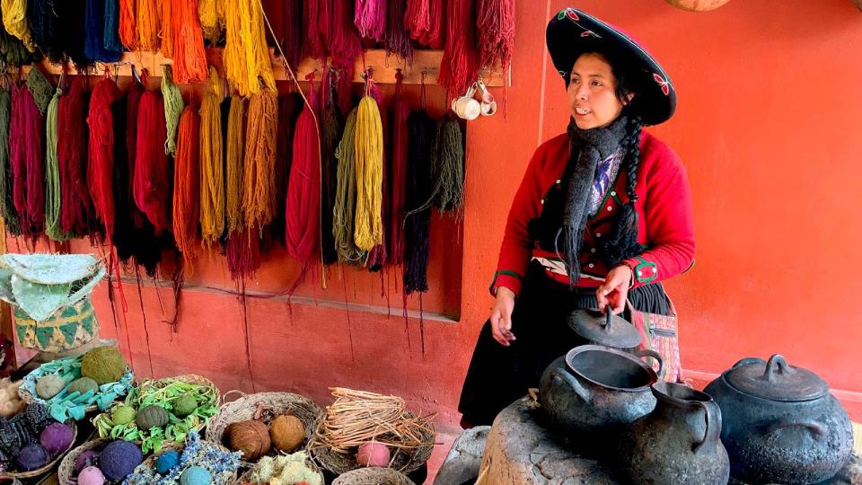 Taller textil en el mercado de Chinchero