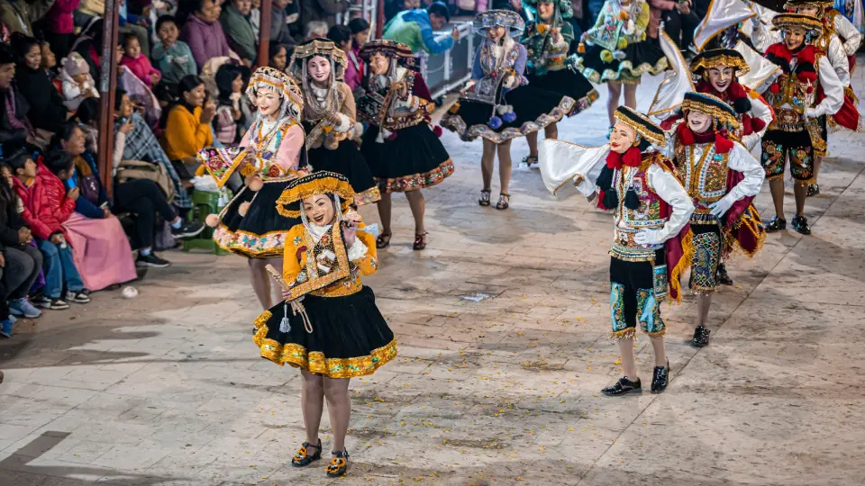 bailarines ejecutando la danza paucartampus