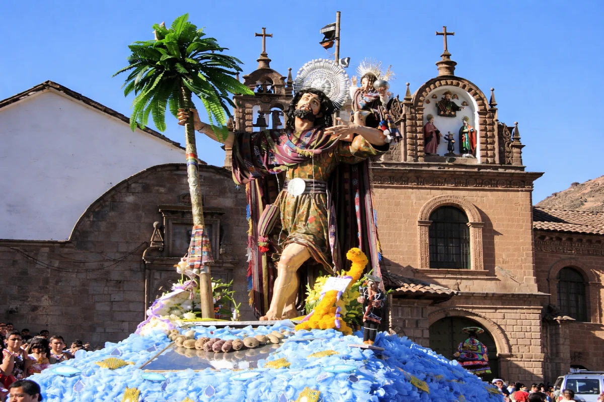 San Cristóbal, Corpus Christi Cusco, Corpus Christi, fiestas del Corpus Christi, festividades religiosas en Cusco, procesión de San Cristóbal, tradición cusqueña, imagen religiosa, anda procesional, iglesia de San Cristóbal, patrimonio cultural de Cusco, celebraciones religiosas en Perú, turismo cultural en Cusco, arte sacro cusqueño