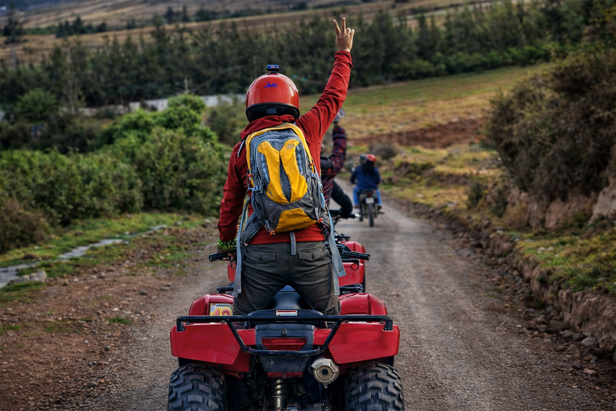 Persona disfrutando  su actividad de cuatrimoto