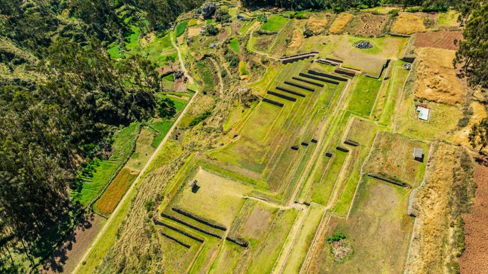 Vista area de los andes del sitio arqueologico de Chinchero