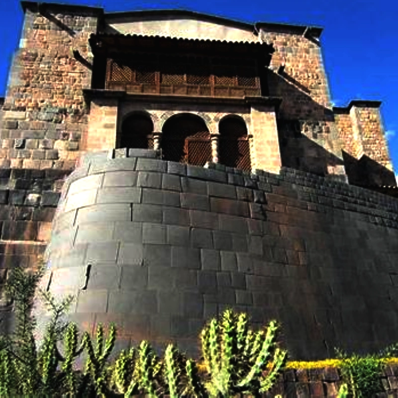 Muro curvo de piedra del Coricancha en Cusco, con la estructura colonial del Convento de Santo Domingo construida sobre los muros incas.