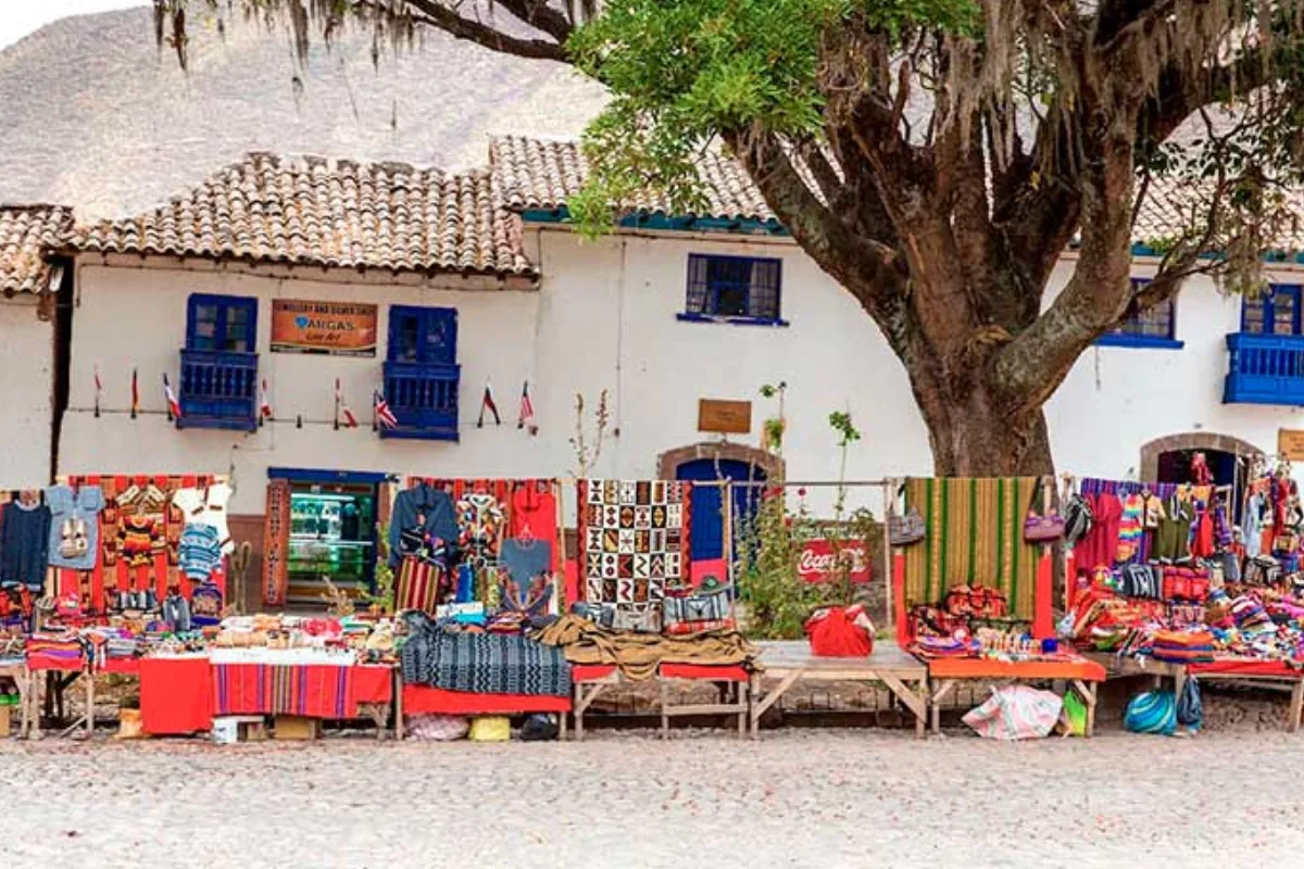 Tejidos de artesania en la Plaza de San Blas 