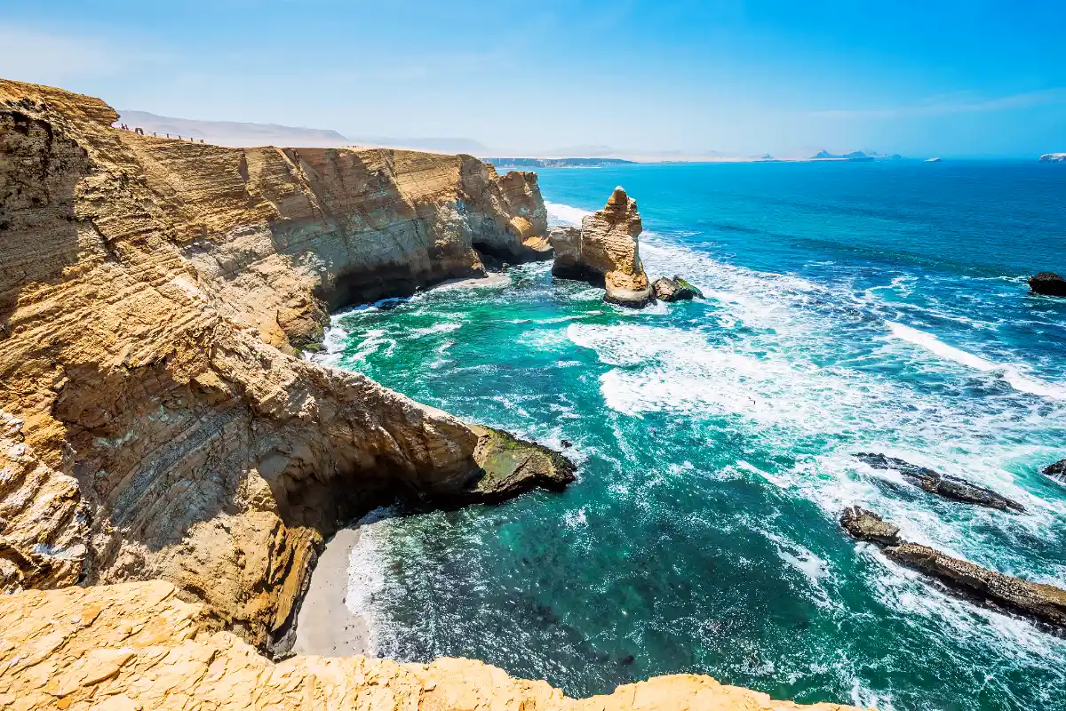 Acantilados de Paracas frente al océano