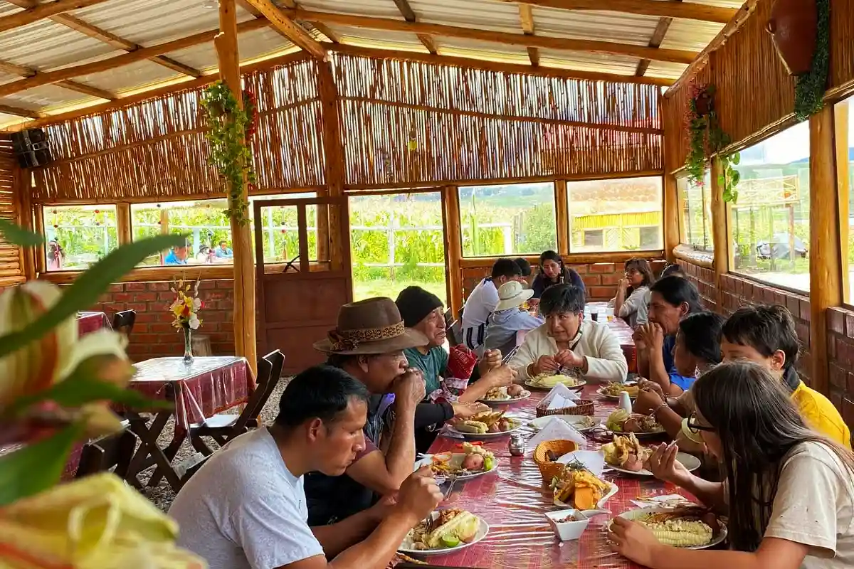 Almuerzo a las orillas de la Laguna de Huaypo | Cocatambo