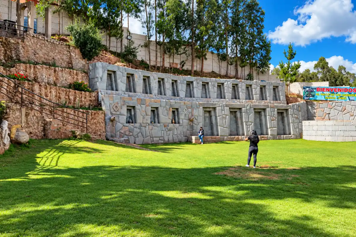 Patio verde y muro de piedra del parque