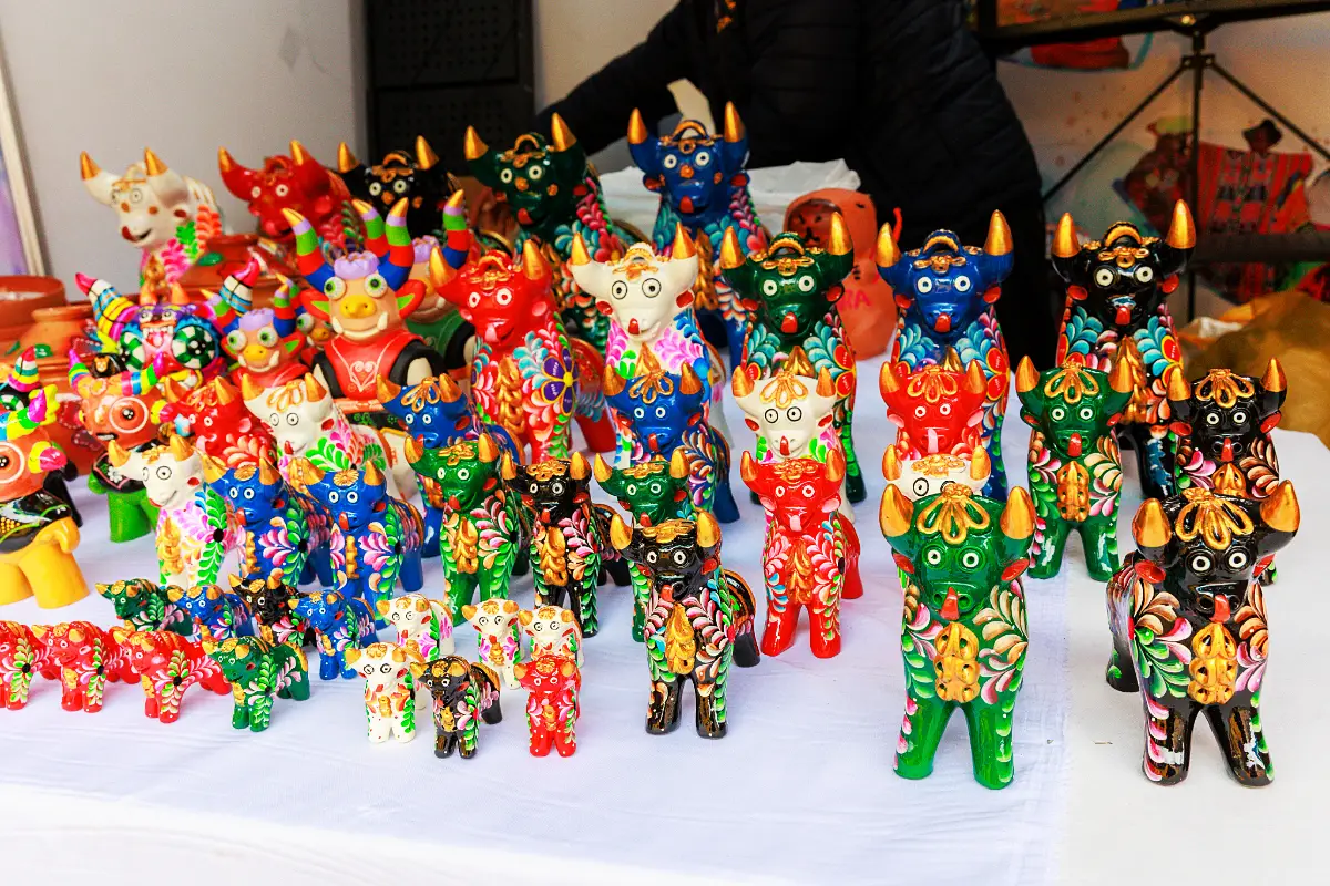 Variedad de Toritos de Pucará de colores en feria artesanal | Cocatambo