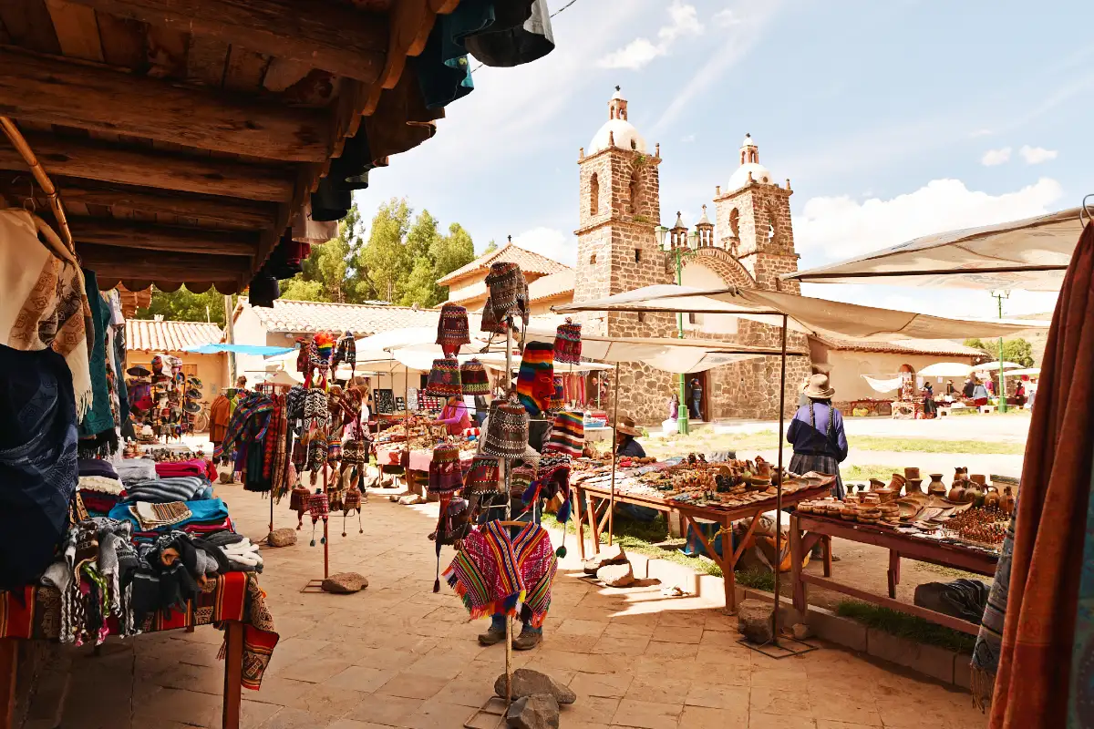 Artesanías en la plaza de Raqchi | Cocatambo