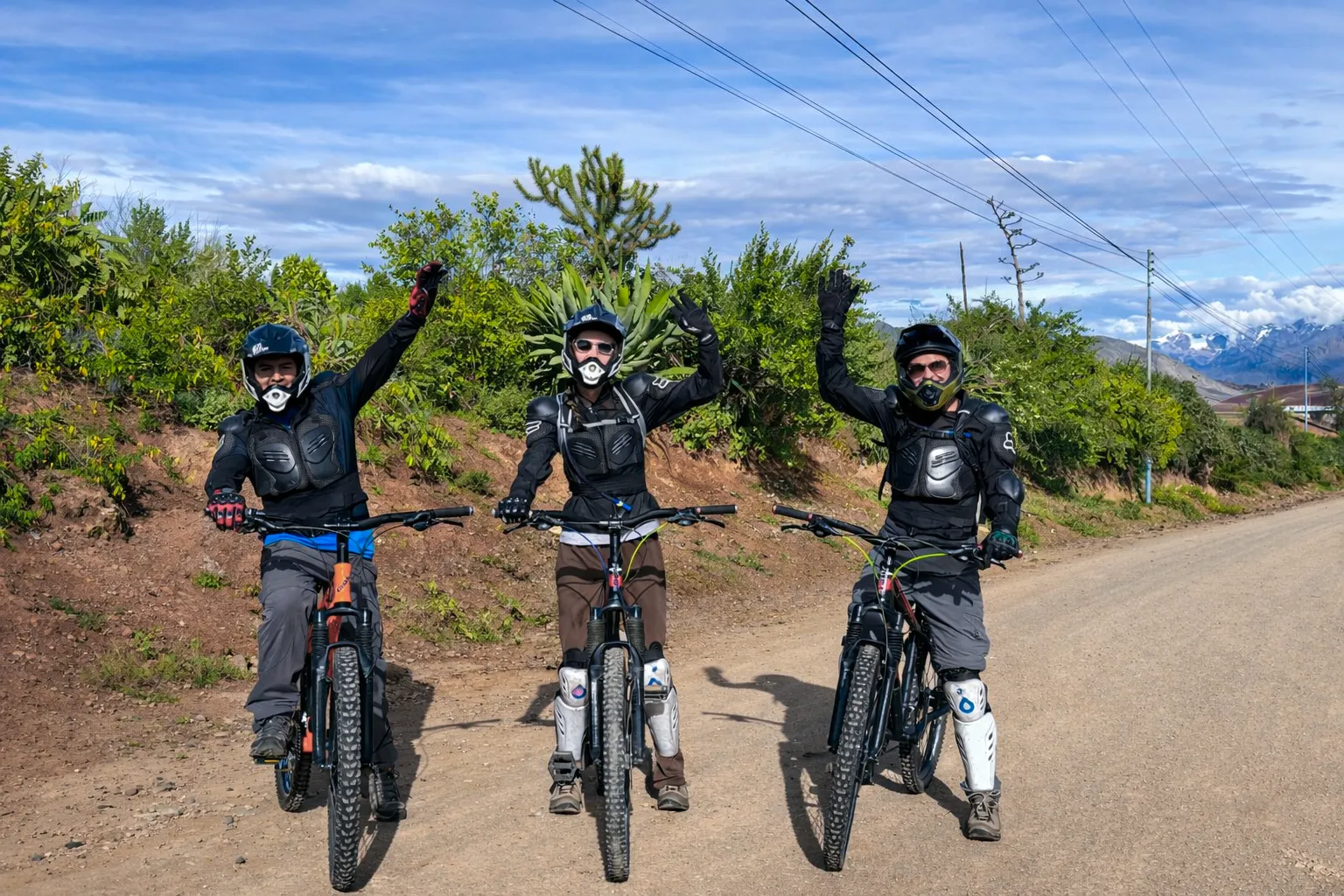 Turistas practicando ciclismo de montaña o Bikepacking